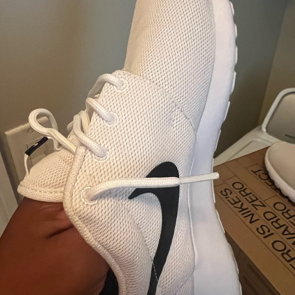 Nike Tanjun shoes , gently worn, unisex, black and white , ladies 10.5 men 9. - Picture 6 of 6